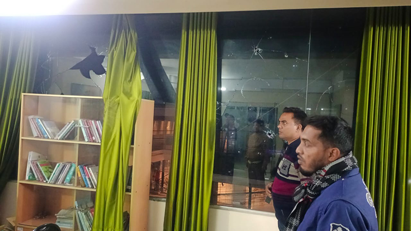 এবার বগুড়ার প্রথম আলোর অফিসে ইটপাটকেল নিক্ষেপ